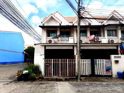 Townhouses for sale Rittiyawannalai 2 School : FOR SALE  TOWNHOUSE PROPERTY  2000000 BAHT.