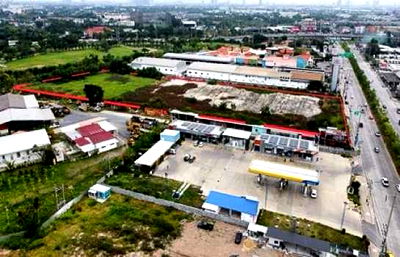 Land for sale Muang Pathum Thani Pathumthani : Land for sale in Pathum Thani, near Bang Khu Wat intersection, 13 rai, 2 ngan, 42.2 sq m, on the main road, opposite Flora Ville, pink map.
