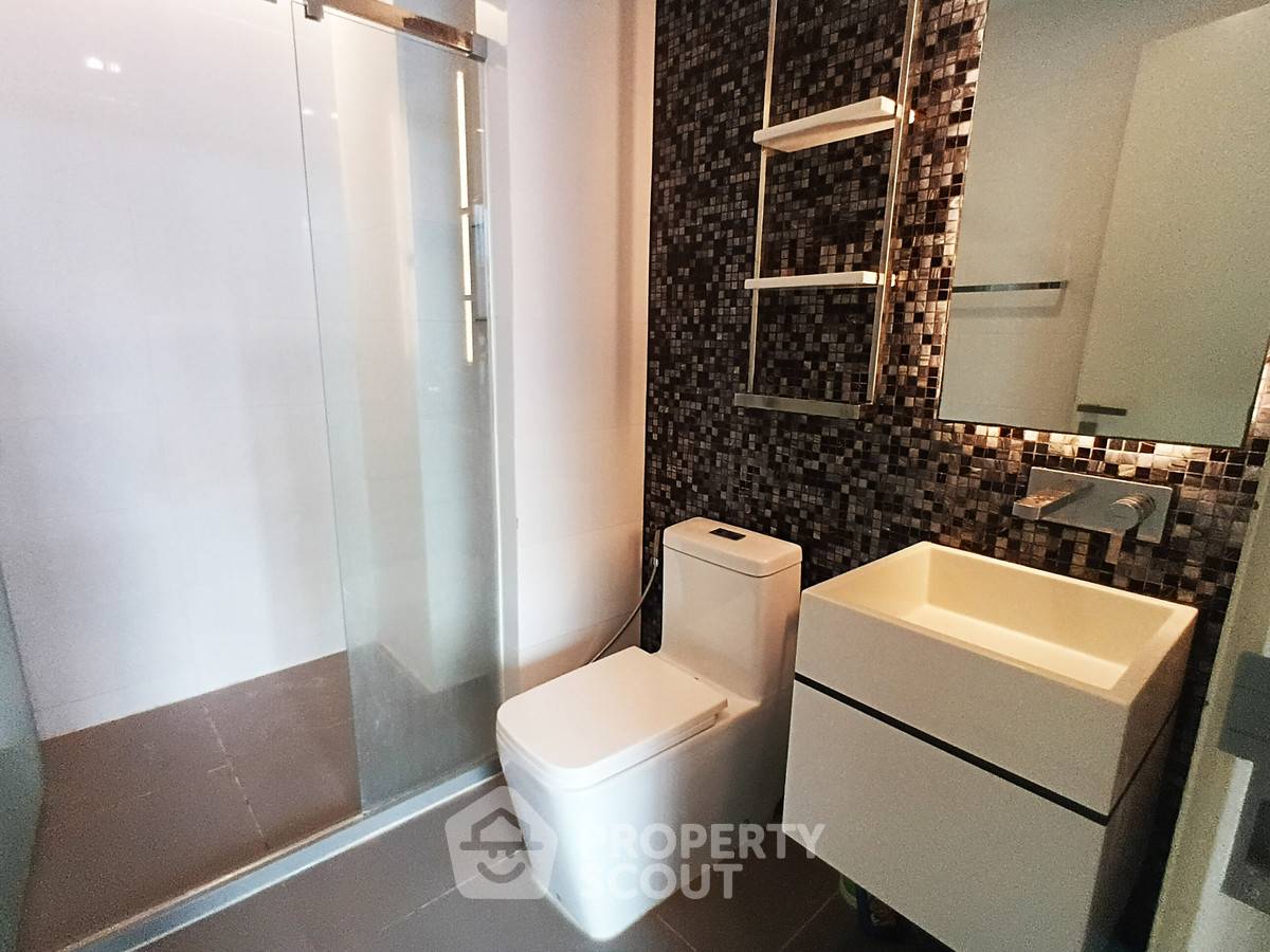 picture 1-BR Condo at The Room Sukhumvit 69 near BTS Phra Khanong (ID 2409739) - 13/15