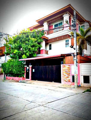 Houses for sale Thawi Watthana : 🏡✨ 3-story detached house for sale in Chitnapa Village ✨🏡 📍Excellent location! Located on Phutthamonthon Sai 3 Road in Thawi Watthana District🚗