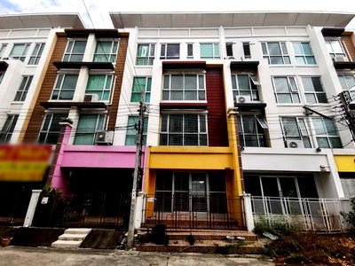 Townhouses for sale Srinakarin-Romklao Road : FOR SALE  TOWNHOUSE PROPERTY  5170000 BAHT.