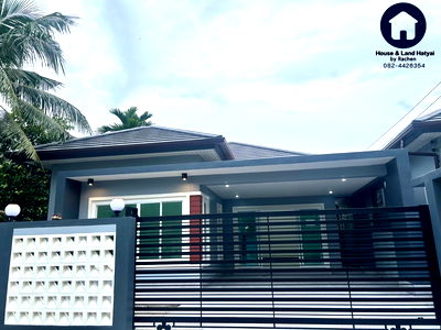 Houses for sale Songkhla : sale! New house in a development, good location, 50 square wah (1,000 sq m), 3 bedrooms, for sale at 2.89 million baht.