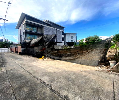 Land for sale Bangkok University : Small Land Plot for Sale, 50 sq.wah, Pridi 20 Sukhumvit 71 — includes luxury house design with private lift