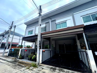Townhouses for rent Chonburi : Townhouse for rent at Bangsaen Nature Village, Bangsaen, Chonburi. Located in Huai Kapi, Mueang Chonburi, Chonburi. Ready to move in.