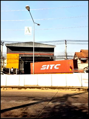 เช่าโรงงาน ถนนวัชรพล : AW598 ให้เช่าโกดังมีออฟฟิศ พื้นที่ 1,300 ตร.ม. ติดถนนวัชรพล ใกล้ทางด่วน พื้นรับน้ำหนัก 6 ตัน รถเทรลเลอร์เข้าได้