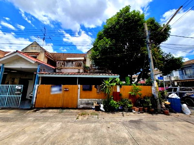Townhouses for sale Lat Krabang : FOR SALE  TOWNHOUSE PROPERTY  2200000 BAHT.
