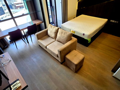 คอนโดให้เช่า : Ashton Chula Silom【𝐑𝐄𝐍𝐓】🔥แต่งห้องโทนเข้มเท่ เฟอร์หนังดำ–หินอ่อน–กระจกสะท้อนแสง สไตล์ลักซ์ชัวรีโมเดิร์น🔥 ติดต่อไลน์ไอดี: @hacondo