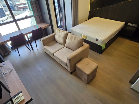 Ashton Chula Silom【𝐑𝐄𝐍𝐓】🔥Decorate your room with a cool, dark tone. Black leather furniture, marble.🔥 Contact Line ID: @hacondo