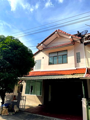 Twin houses for rent Ruamrudee International School Early Years Campus : For rent, for rent, semi-detached house, Sukhaphiban 5, Harmony Ville Village, Harmony Ville, cheap price, interested, Line: @951qfbfi