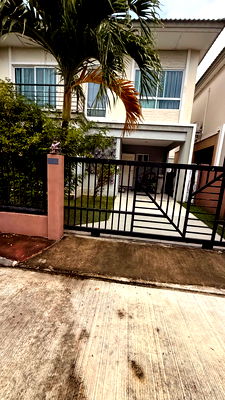Twin houses for sale Nonthaburi :  A semi-detached house designed to feel like a single detached home. This unit is on a corner plot with a good location