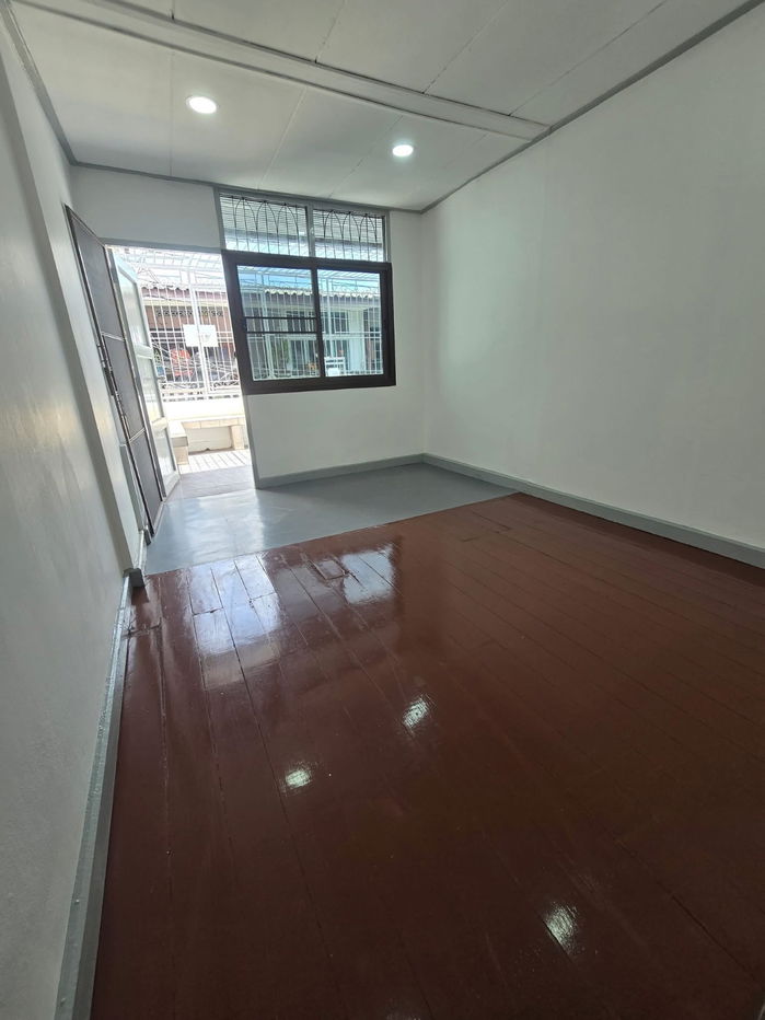 picture For rent, for rent, for rent, townhouse, location MRT Huai Khwang, Soi Pracharat Bamphen 16, Intersection 3, cheap price, interested Line: @951qfbfi - 13/15
