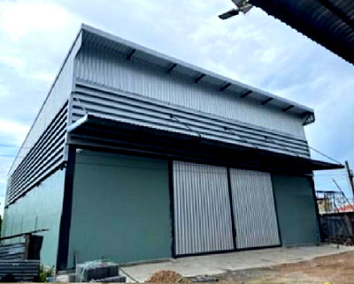 เช่าโรงงาน เขตลาดกระบัง :  ให้เช่าโกดัง พร้อมสำนักงาน พร้อมบ้านพักคนงาน  พื้นที่ใช้สอย 700 ตารางเมตร ซอยลาดกระบัง 14/1 / เหมาะเก็บสินค้า หรือ ศูนย์กระจายสินค้า 