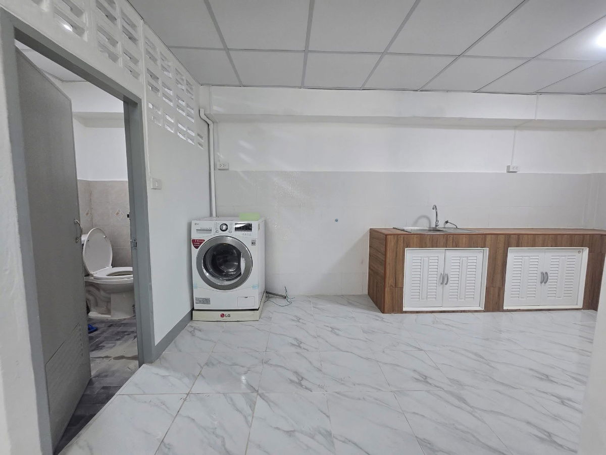 picture For rent, for rent, for rent, townhouse, location MRT Huai Khwang, Soi Pracharat Bamphen 16, Intersection 3, cheap price, interested Line: @951qfbfi - 6/15