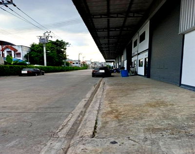 เช่าโรงงาน สมุทรปราการ : ให้เช่าโกดัง พร้อมสำนักงาน พื้นที่ 1000 ตารางเมตร ซอยหนามแดง บางพลี ถนนบางแก้ว ริมถนน  รถเทรลเลอร์เข้าออกได้ เหมาะหลากหลายธุรกิจ