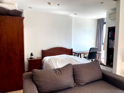 Condos for sale : Ideo Q Chula Samyan【𝐒𝐄𝐋𝐋 & 𝐑𝐄𝐍𝐓】🔥Minimal warm white tone control, built-in furniture.🔥 Contact Line ID: @hacondo