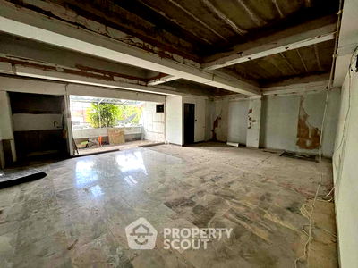 Condos for sale 700 Year Sports Arena Chiang Mai : 2-BR Condo at Srithana Condominium close to Chiang Mai University (ID 2417242)