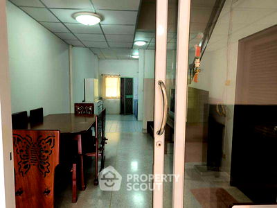 Townhouses for sale Bangkok : 3-BR Townhouse near ARL Hua Mak (ID 2416161)