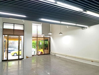 Townhouses for sale Pracha Uthit Huai Khwang : Sell, buy, home office, Town in Town location, 3.5 floors, cheap price, interested, Line: @951qfbfi