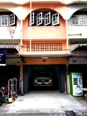 Shophouses for rent Rama 3 Road : Don’t Miss Out! For Rent  Bustling Community! Super Value Deal! 4.5-Storey Commercial Building with Rooftop Terrace, 18 sq.wah