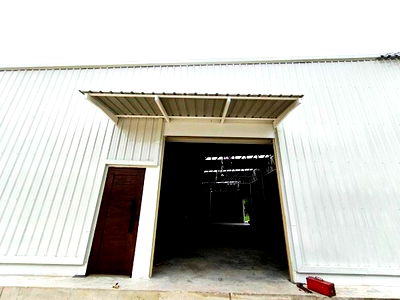 Factory for rent Bangkok-Chon Buri Motorway : Warehouse for rent near Thap Chang Airport Link. 288 sq m. Total area: 700 sq m. Includes bathroom and parking for 5-10 cars. 