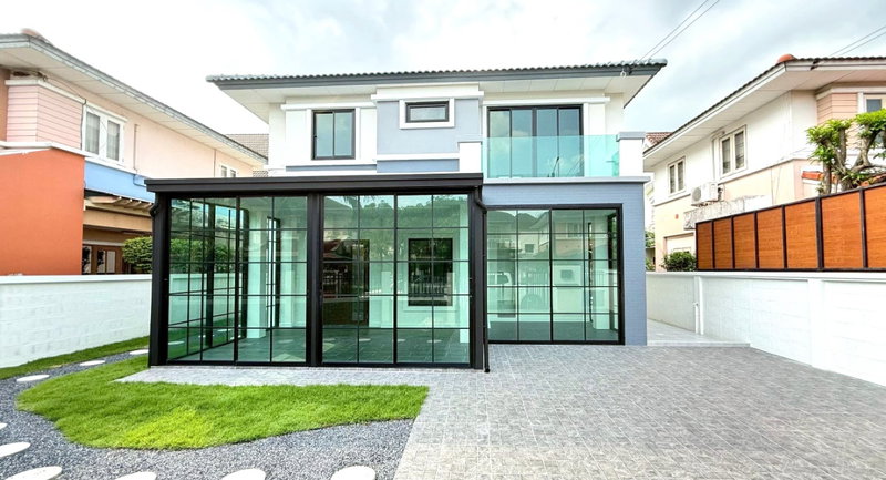 ขายบ้านเดี่ยว : บ้านเดี่ยว 2 ชั้น หมู่บ้าน เนเบอร์โฮม วัชรพล รีโนเวทใหม่ทั้งหลัง ต่อเติมห้องกระจกด้านหน้า สวยมากๆๆ ทำเลดี เดินทางสะดวก ติดถนนสุขาภิบาล 5 