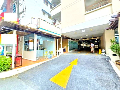 Apartment building for rent Bangna Commercial College : Soi Sukhumvit 75-85 BTS OnNut 300m. 26sq.m. retail space for rent studios clinics. Wells Internation