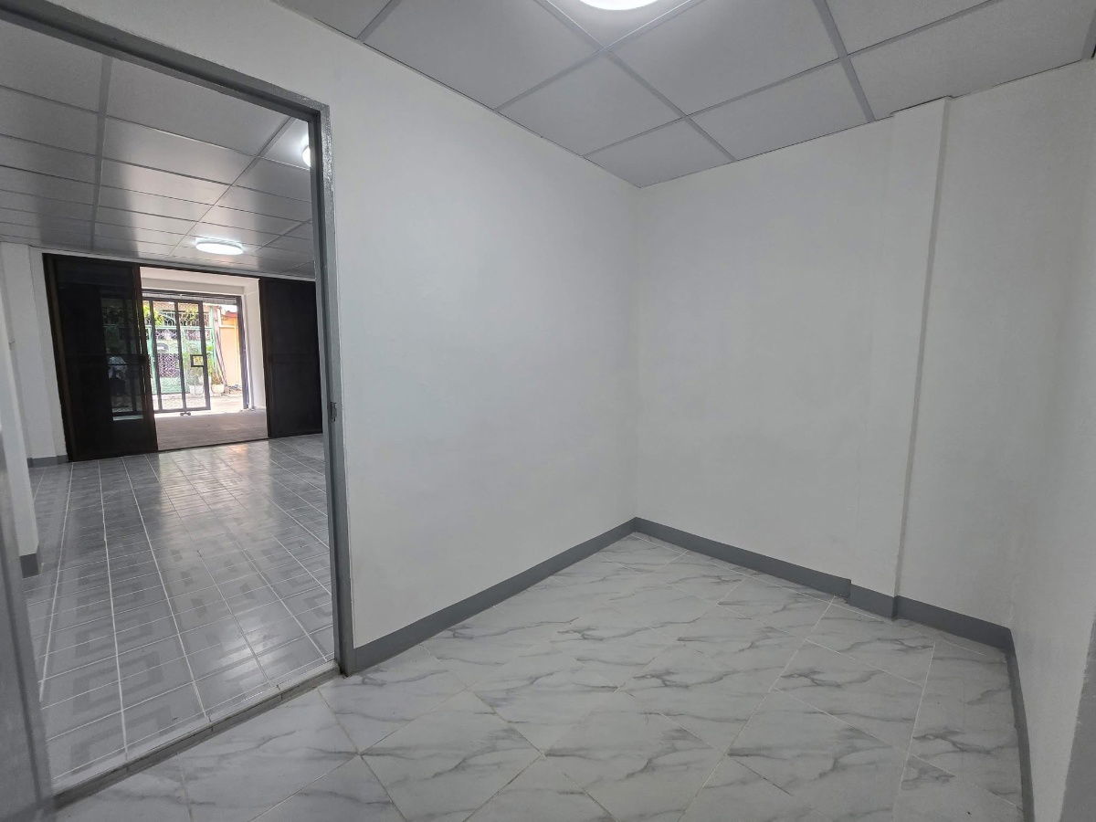 picture For rent, for rent, for rent, townhouse, location MRT Huai Khwang, Soi Pracharat Bamphen 16, Intersection 3, cheap price, interested Line: @951qfbfi - 9/15