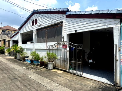 Houses for sale Chaeng Watthana Road : Single-storey house for sale, cheaper than the market price, good location, near the Red and Pink Line train stations.