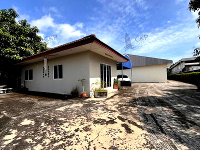 Factory for sale Bangkok : Land and warehouse suitable for product manufacturers. There are separate rooms, in accordance with FDA standards. There are 5 bedrooms for workers.