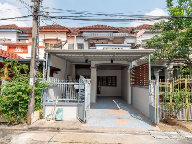 ให้เช่าบ้าน ให้เช่าทาวน์โฮม ห้าช่าทาวน์เฮาส์ รีโนเวทใหม่ หมู่บ้านพรไพลิน 5 ซอยอ่อนนุช 16 ติดถนนสุขุมวิท 77 ใกล้รถไฟฟ้าBTSอ่อนนุช 