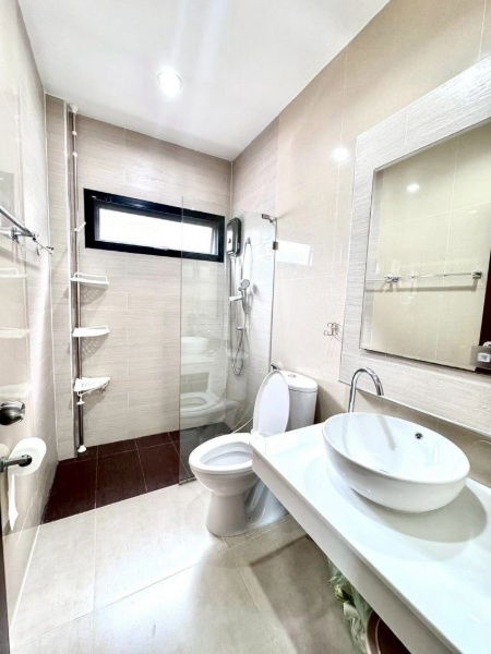 picture For Sale The Complete Sriracha - 12/21