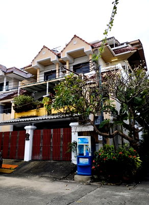 โฮมออฟฟิศให้เช่า : 🏢 ให้เช่า Home Office 4 ชั้น ติดถนนศรีนครินทร์ พร้อมเข้าอยู่ ทำเลดี ใกล้รถไฟฟ้าเพียง 950 เมตร