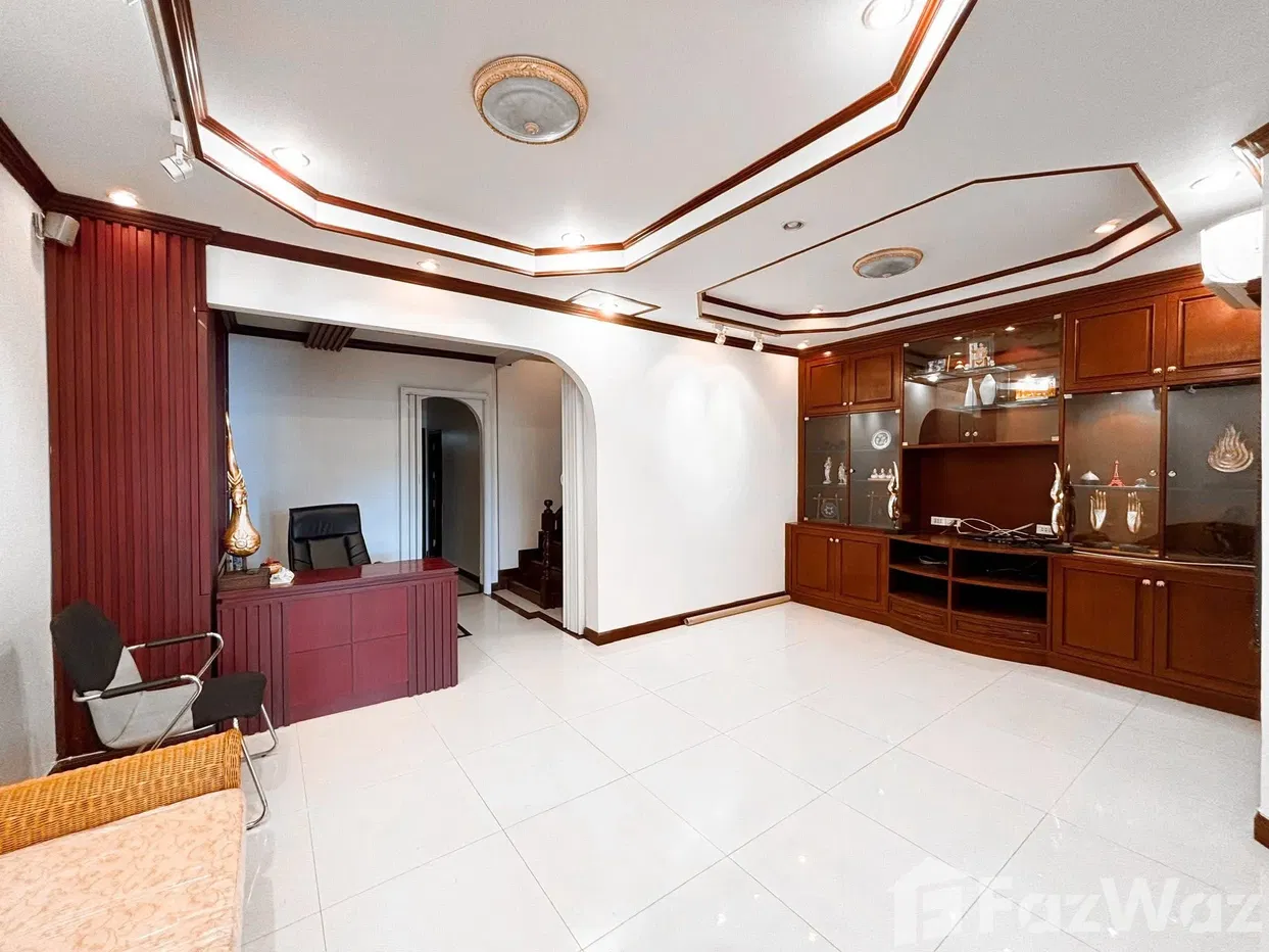 picture 5 Bedroom Townhouse for sale in Chorakhe Bua, Bangkok  5799479 - 2/10