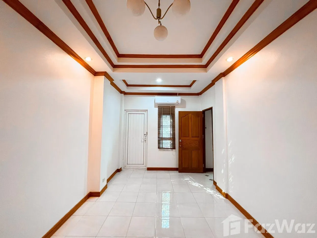 picture 5 Bedroom Townhouse for sale in Chorakhe Bua, Bangkok  5799479 - 7/10