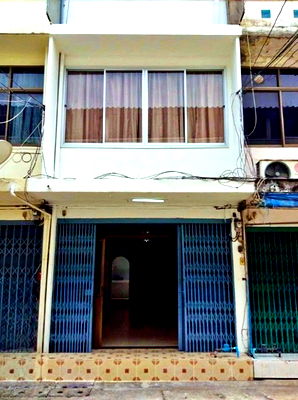 Shophouses for rent Fortune Town : Foodland Phetchaburi 300 m. Ekkamai Market 500 m. RCA 1.1 km.Shophouse for rent 3-storey 18sq.wa.