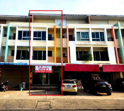 Shophouses for rent Pathumthani : Shophouse for rent  Lumlukka Klong 4 Pathum Thani. near Lad Sawai market, Great location. 