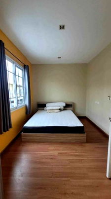 เช่าทาวน์โฮม นิคมปิ่นทอง : ให้เช่าทาวน์โฮมใหม่ 3 ห้องนอน หมู่บ้านโกลเด้น ทาวน์ ศรีราชา-อัสสัมชัญ (ถนน 9 กิโล) ขนาด 3 นอน 2 ห้องน้ำรถ 1 คัน มีแอร์ 4 เครื่อง 