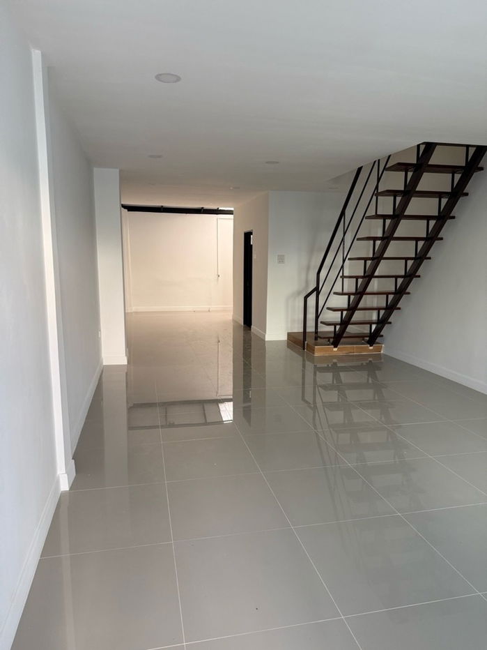 รูป S804 [ขาย] ทาวน์เฮาส์ รามคำแหง 142 🚆 MRT สถานีสัมมากร 💰 ราคาขายเพียง 2.79 ลบ. - รูปที่ 3/13