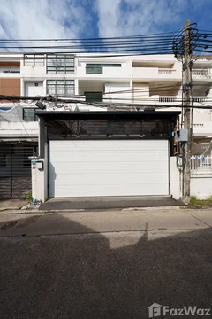 4 Bedroom Townhouse for sale in Huai Khwang, Bangkok  5859342
