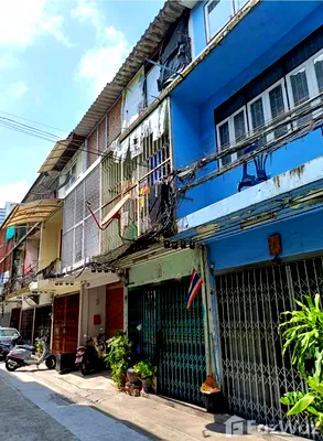 Townhouses for rent Sathu Pradit Road : 3 Bedroom Townhouse for rent in Thung Mahamek, Bangkok  5864243