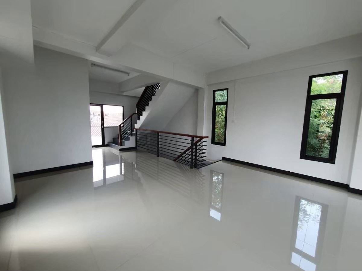 picture New 3-Storey Commercial Building for Sale – Prime Location on Phahonyothin Main Road, Lopburi - 6/13