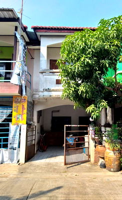 Townhouses for sale Lumlukka Road : Townhouse for sale suitable for renovation 