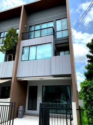 ทาวน์โฮมให้เช่า : ให้ เช่าทาวน์โฮมดีไซน์สมัยใหม่หลังมุม 3 ชั้น โครงการ บ้านกลางเมือง ราชพฤกษ์