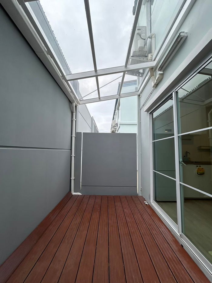 รูป ให้เช่าบ้านทาวน์โฮมตกแต่งสไตล์มินิมอล (หลังริม) หมู่บ้าน Villaggio 2 ศรีนครินทร์–บางนา โทนขาว–ไม้ เรียบง่าย อบอุ่นน่าอยู่ - รูปที่ 6/7