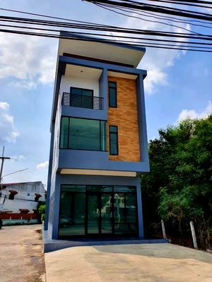 Shophouses for sale Muang Thong Thanee : New 3-Storey Commercial Building for Sale – Prime Location on Phahonyothin Main Road, Lopburi