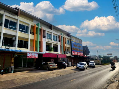Shophouses for rent Lumlukka Road : Shophouse for rent. Great location. Near Lad Sawai Market Rangsit Lum Luk Ka, Pathum Thani. Ready to move in.