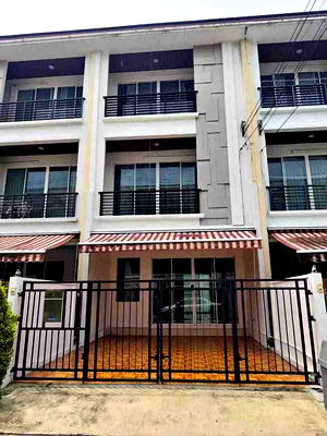 Townhouses for rent Pradist Manutham Road : B1029 Townhouse for rent, Project: Baan Klang Muang, Soi Lat Phrao 87
