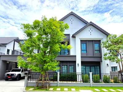 Houses for rent Bang Pu Industrial Estate : Luxury house for rent at CENTRO BANGNA Centro Bangna (70.1 sq wah), 4 bedrooms, 5 bathrooms, 2 minutes to Mega Bangna