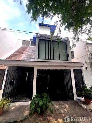 Townhouses for sale Srinakharinwirot University Prasanmit Campus : 4 Bedroom Townhouse for sale in Khlong Tan Nuea, Bangkok  5863915
