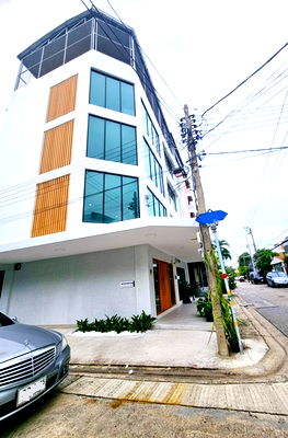 Shophouses for rent Fortune Town : MRT Huai Khwang 699m. Central Rama9 4.2km. 5-story office building for rent Soi PracharatBamphen 10-